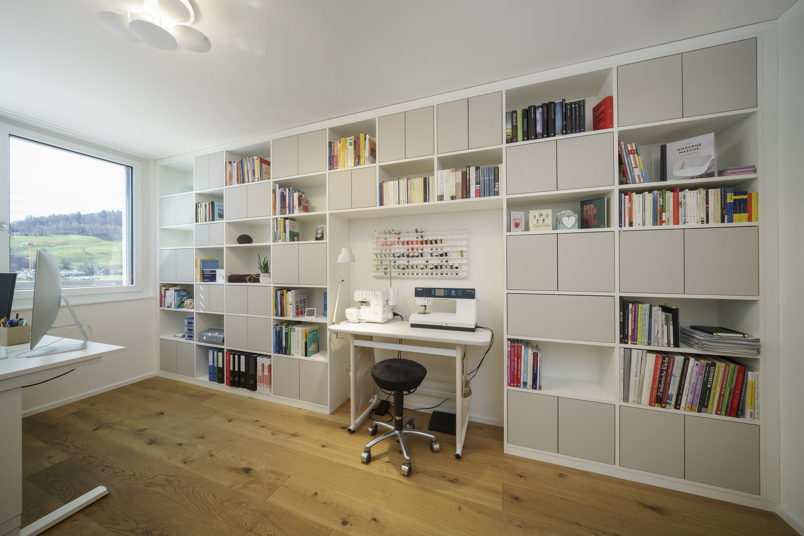 Arbeiten-Wandregal-hell-offene-geschlossene-Elemente